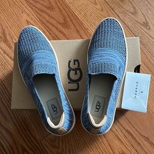 NWT UGGS Sammy Size 7.5 Blue - see photos for details.
